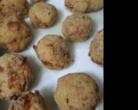 Bolinho de batata recheado com queijo e presunto