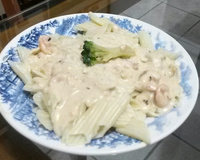 Penne ao molho de gorgonzola com camarão