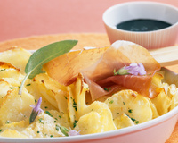 Jantar rápido de maçãs, presunto e batatas