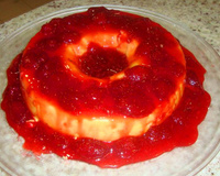 Brigadeirão de chocolate branco com calda de morango