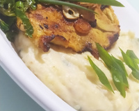 Bife de Pernil Grelhado ao Alho com Purê de Mandioca