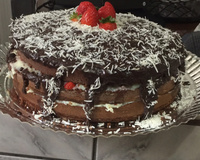 Bolo de chocolate com morango e coco - da Bia