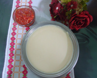 Sorvete de creme simples com calda de goiaba