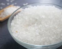Para que serve deixar um recipiente com sal grosso nos cômodos da casa? TudoGostoso explica por que recomendam e como fazer