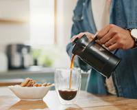 O que uma xícara de café de manhã pode fazer pelo seu intestino se você preparar a bebida do melhor jeito