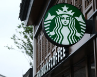 Starbucks fecha 500 lojas e demite 900 funcionários após 6 trimestres seguidos de queda nas vendas