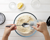 Por que colocar água quente no bolo: confira