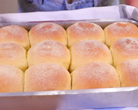 Toda semana eu faço esse pãozinho de milho para o lanche da tarde, passo manteiga assim que ele sai do forno e fica divino