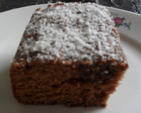 Bolo de achocolatado com calda e coco ralado