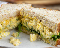 Eu estava enjoada de comer ovo, mas aprendi como fazer uma salada de ovos perfeita para comer com pão no lanche