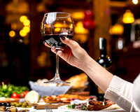 Poucas pessoas sabem, mas esse erro ao segurar a taça de vinho pode afetar o sabor da bebida