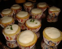 Bolinho de limão com cobertura de leite condensado