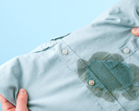 Nem vinagre, nem bicarbonato de sódio: diga adeus às manchas de gordura nas roupas com esse método eficaz e definitivo