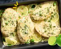 Peito de frango com limão é um jantar fácil pra comer durante a semana: cuidado pra não errar o lado da pele na assadeira