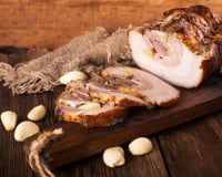 Pernil recheado com calabresa marinado na cerveja