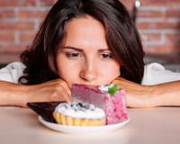 Pra não surtar querendo doce na dieta: 4 dicas infalíveis de especialista em emagrecimento que 2024 já chegou!