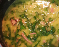 Sopa de batata baroa com carne seca e couve