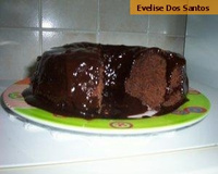 Bolo de chocolate assado com a calda
