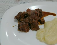 Acém na pressão com cerveja preta e creme de cebola