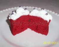 Cupcakes Red Velvet (veludo vermelho) com frutas vermelhas e chantilly