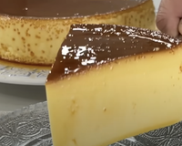 Flan de queijo cremoso com caramelo bem fácil de fazer e de lamber os dedos