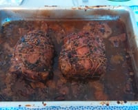 Lagarto recheado com, azeitona, provolone, bacon, calabresa e cenoura, abacaxi, regado no vinho e assado