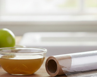 Junte vinagre de maçã e um pedaço de plástico-filme e você terá a melhor armadilha para manter as moscas longe da cozinha