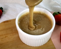 Se você tem aveia em casa, bata assim no liquidificador e terá um leite condensado vegano para comer com frutas, iogurte e sobremesas