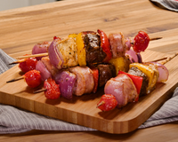 Não tenho churrasqueira e aprendi que não preciso dela para fazer espetinho misto: fica no ponto perfeito e muito suculento na air fryer!