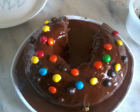 Bolo de chocolate e calda de chocolate