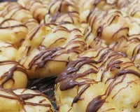 Carolina ou bomba de doce de leite com chocolate