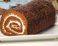 Rocambole de chocolate com creme de queijo: sobremesa fácil de fazer e difícil de comer só um pedaço