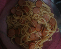 Macarrão com molho de salsicha