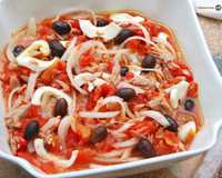 Salada de atum, tomate e ovo: é uma receita tão simples que é quase vergonhoso dar quantidades, pois geralmente é feita a olho nu em cada casa