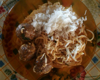 Macarrão com mini almondegas