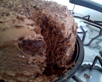 Bolo de chocolate de microondas com calda de falso brigadeiro