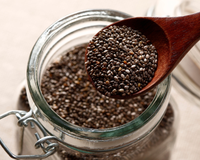 A chia tem mais proteína que o ovo, mais ômega 3 que o salmão, 5 vezes mais cálcio que o leite, mais potássio que a banana e 5 vezes mais fibras que a aveia, mas não basta olhar os números