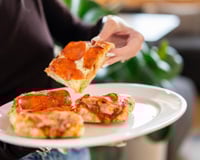 Esqueça o micro-ondas e o forno: aprendi no TudoGostoso a melhor maneira de reaquecer a pizza e deixá-la crocante de novo