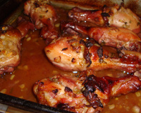 Coxa e sobre coxa de frango assada ao vinho