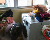 Esse produto barato salva as roupas do cheiro de mofo e ainda substitui o amaciante. Saiba como usar! 