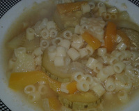 Sopa de miojo com abobrinha e pimentão