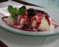 Frozen iogurte com calda de frutas vermelhas