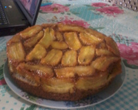 Bolo de chocolate com banana caramelizada