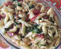 Macarrão com bacon, rúcula e tomate seco