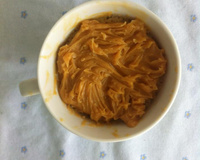 Bolo de caneca de canela com doce de leite