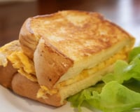 Desde que aprendi a fazer esse sanduíche de omelete rápido, nunca mais saí de casa sem tomar café