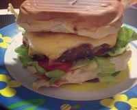 Sanduíche com hambúrguer caseiro