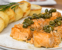 Salmão com molho de alcaparras e rodelas de batatas