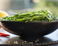 A planta que nasce onde nada cresce e pode substituir o sal de cozinha com menos sódio e mais minerais