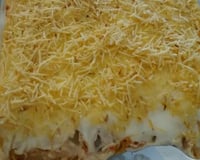 Batata com frango coberta com molho branco e batata palha